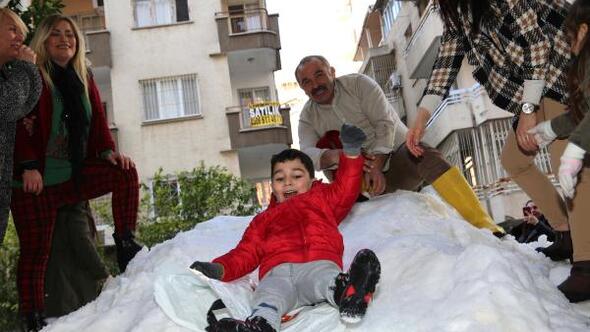 ADANA'DA TATİLE KAR TOPU OYNAYARAK GİRDİLER