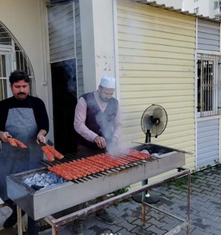 Adana'da İmam Cemaati Namaza Kebapla Çağırdı