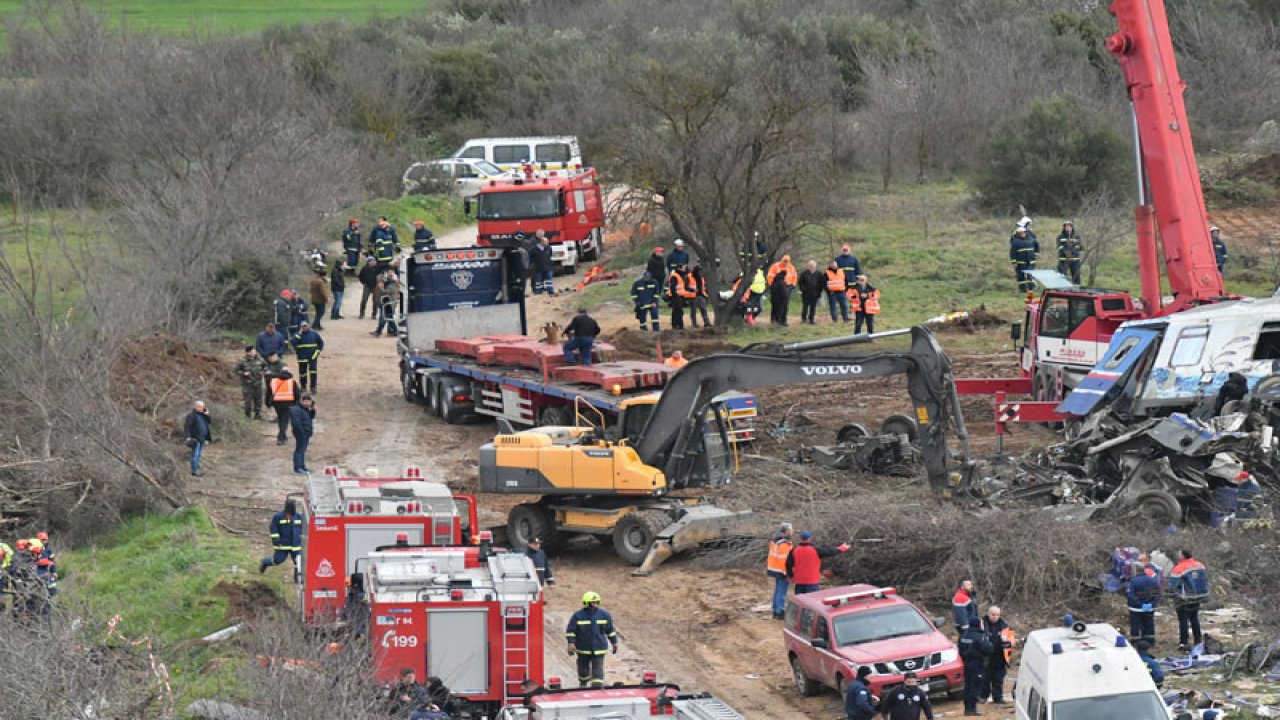 Son Dakika.. Yunanistan’da Büyük Facia! Yolcu Treniyle Yük Treni Çarpıştı