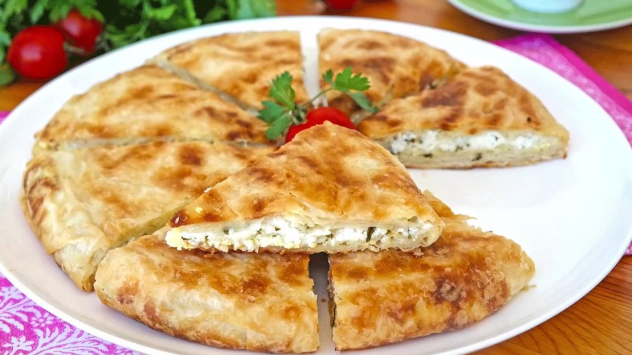 Yapımı çok basit yufkasız börek tarifi! Bu lezzet için zahmete gerek yok