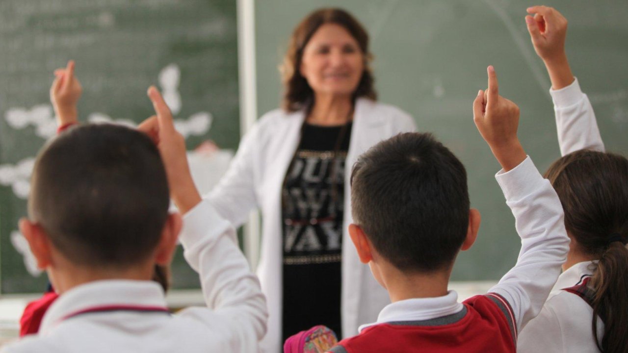 MEB Yeni Düzenlemede Maaş Kesintisi Uyguluyor: Öğretmen Ücretleri Düşüşte!